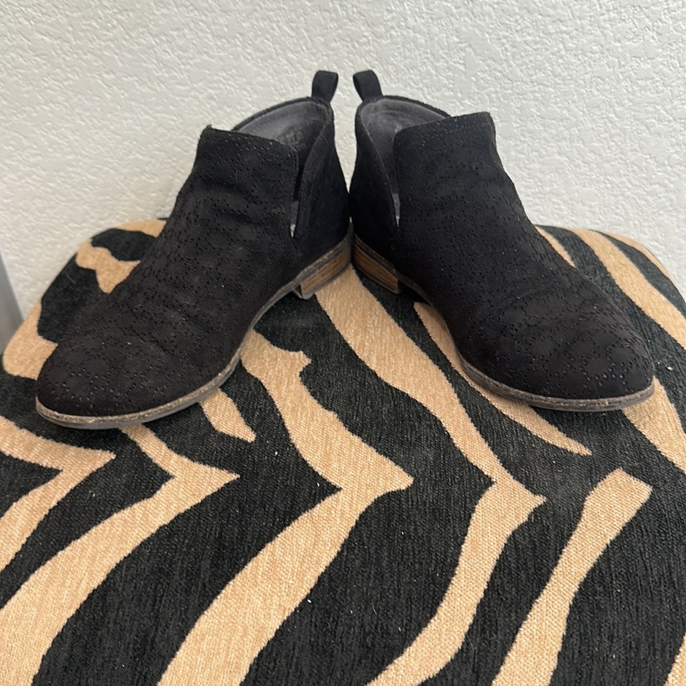 Black Booties 🖤 - Picture 2 of 4